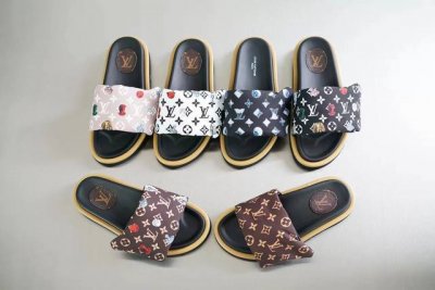 LV驴牌L家 爆款 浮雕logo 压花 凉拖鞋 本款 Pool Pillow Comfort 平底凉拖取材科技织物，以高频压印技术重绎 Monogram 图案。