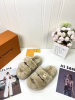 工厂 Lv 最新版面new Arrival ～毛毛鞋半拖毛拖 Winterbreak Comfert 平底拖鞋 Lv 金属字母扣 室内外穿着皆宜。纯羊羔毛材质，
