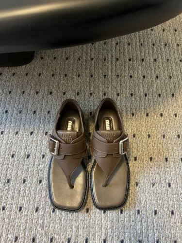 顶级品质 Miu Mi*25ss 春夏季走秀款 罗马凉鞋 最新款 女士夏季拖鞋 ，全胎牛皮材质 ，上脚软软绵绵的 ，亲肤柔软舒适 ，华美工艺营造精致的立体纹理质