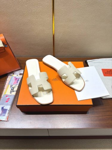 Hermes 爱马仕H拖平纹系列！上脚颜值超高！原版鞋1:1制作，顶级版本，上脚非常舒服大方，大牌名明最爱的奢侈品高档华丽的完美结合一体,为你展现出高贵不凡的人