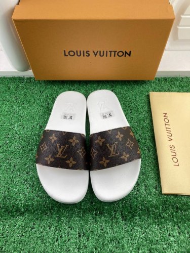 LOUIS VUITON 路易威登情侣拖鞋，原版1.1订做，专柜经典款。鞋身高温附带logo，大底专柜附带logo ，任何细节都不错过 这款拖鞋专柜特别热卖材质