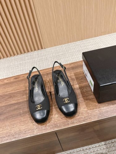 香奈儿最新方头后空粗跟凉鞋 在众多的品牌中接触过很多个后我还是会一如既往地选择小香，怎么说呢它是非常华丽贵气型但是也不是特别高调的那种，女士喜欢它不是没有道理的
