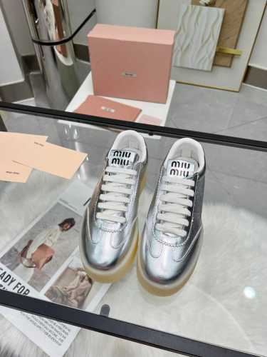 MiuMiu 缪缪 休闲小白鞋，美到心坎上啦！柔软的真皮材质，触感细腻，亲肤舒适。独特的设计，时尚又百搭，无论是搭配牛仔裤还是裙子，都能轻松驾驭。size：35