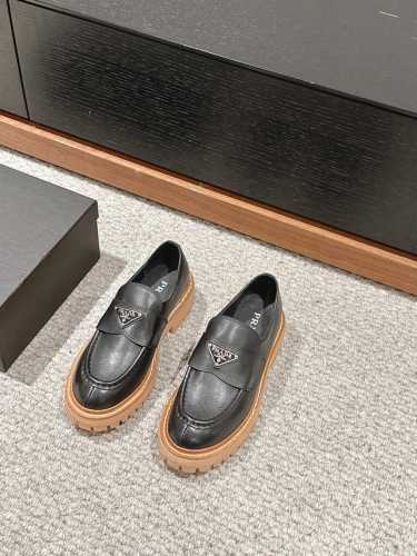 顶级品质 Prada Fw24 New Arrival～ P家2024秋冬厚底乐福鞋新品 经典的鞋型，搭配prada 三角标装饰， 简约百搭又不乏辨识度经典耐看
