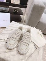 Dior家 one系列 小白鞋原版购入开发，采用原版白色牛皮革热压印花技术，立体感满满。 定制透气内里 舒适百搭 双色tpu大底，跟随原版。面料: 原版定制头层