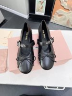 高品质出厂 MIUMIU 缪缪2024新款芭蕾舞鞋 缪家以芭蕾的灵动意韵融于日常. 以现代笔触刻画舞鞋经典轮廓！钻饰皮质款芭蕾舞鞋. 从经典日式鞋履汲取灵感.