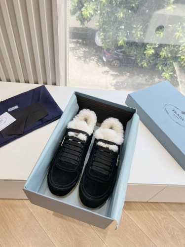 G027Prad代购级别普拉达 秋冬德训鞋运动毛毛鞋棉鞋板鞋皮革运动鞋让整双鞋轻便舒适 鲜艳色彩 满足不同风格时髦人士的多种选择，每一个设计元素都踩在时髦点上！