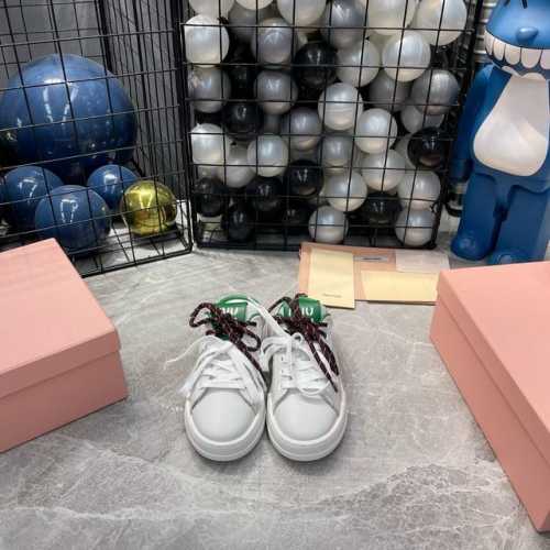 出厂 Miumiu 缪缪 24Ss 新款秋冬季 休闲鞋，美到心坎上啦！ 柔软的真皮材质，触感细腻，亲肤舒适。 独特的设计，时尚又百搭，无论是搭配牛仔裤还是裙子，