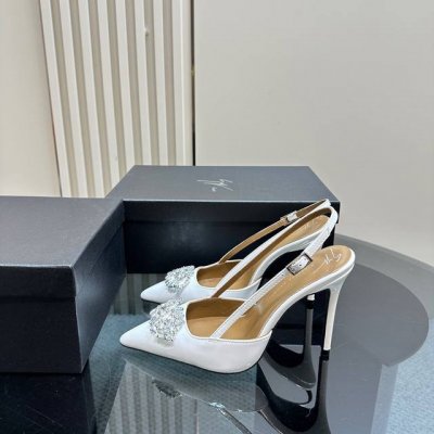 最高版出厂Giuseppe Zanotti 新品！Gz钻扣凉拖鞋系列全新秋季系列水钻高跟凉鞋 ！各种小裙子搭配起来 完全不挑脚型哦通透的闪钻在光线的照耀下呈现幻