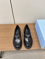 Prada-2024普拉达三角标乐福鞋 原版1:1定制，今年最潮的三角标一脚蹬英伦风复古乐福鞋。众多网红上脚，这款鞋，牛皮拼色，金属三角字母logo工艺，今年非