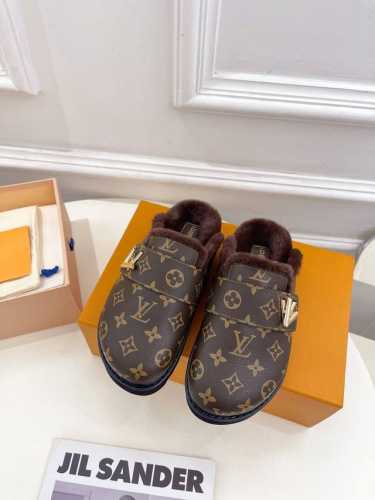出 Lv 路易威登 24 早春新款 顶级版本 专柜主打最新款 Cosy Comfort面包穆勒羊毛拖鞋硬货上新 代购级别！高级感十足！国内外博主刷爆的一款，复古