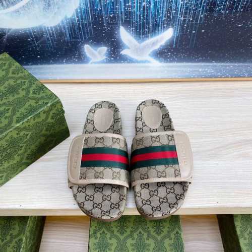 出厂300 男女同款Gg家拖鞋 gucci 女士签名鞋凸显引人注目的主题。通体提花设计带有几何 Gg 帆布，饰有金典款绿红绿织带。 米色 Gg 提花搭配金典绿红