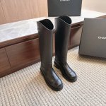 高靴款牛皮面出 丝光反绒面出 香奈儿chanel 新款字母骑士靴这款骑士靴真的是帅气时尚的代表，简约时尚个性又大气牛皮，牛绒面，牛皮面，加厚真皮大底，35-40