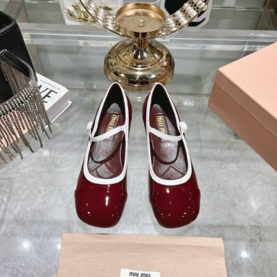出厂 Miu Miu 缪缪25新款拼色单鞋鞋型圆润秀气 一点也不笨重 上脚超舒服 无论是短裤 短裙 都能搭配出不一样的风格 它的颜色搭配 设计 都非常好看显的鞋