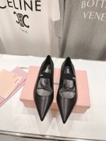 高版本出厂价 Miumiu 缪缪新款平底尖头玛丽珍鞋 非常低调的一款单鞋 乖巧减龄 上脚显腿长又高级 舒适度也做到完美 日常穿着超级合适 穿脱方便 鞋面：进口胎