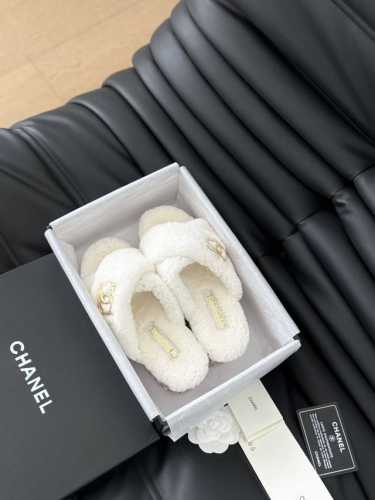 Chanel 24B新款毛毛拖鞋！ 这款毛拖真的是真太可爱了～ 柔软蓬松的毛毛，舒服暖脚 增高显腿长 秋冬搭配袜子休闲又慵懒 上脚真的好看又时髦 进口羊毛，手感