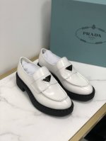 380Prada 普拉达顶级版本三角标一脚蹬乐福鞋小皮鞋 鞋面：采用进口开边珠牛皮 内里：为进口水染牛皮/牛漆皮 鞋底：原版开模哑光A级橡胶，抽真空发泡材质，上