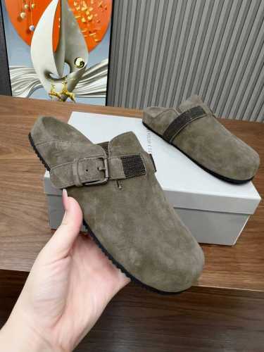 Brunellocucinelli 。B C半拖增高鞋上新款了。 面料：进口牛绒。内里牛皮，纯铜珠链，上脚美观大方，百分百原版开发。原版包装，码数35 －42。