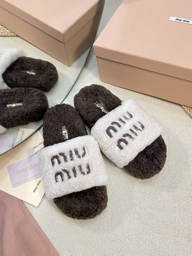 Miumiu顶级版本 2024秋冬潮品毛毛拖 ！1：1开模秒杀市场一切版本 欧美名媛 明星 网红girl 大爱款 ，冰岛进口羊毛 单色羊毛蓬松柔软 亲肤柔软冬季