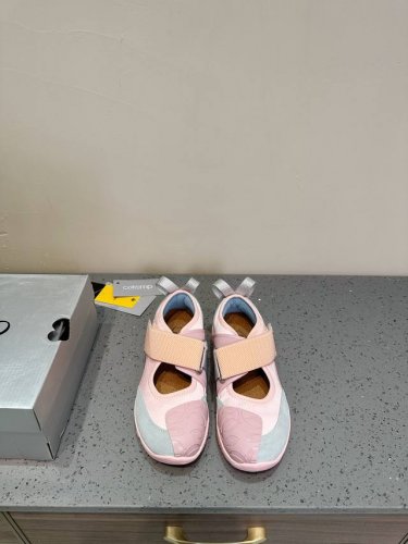 Cotem Kollaasi 24Ss 春夏 户外 休闲鞋 系列 始终保留着简洁与舒适的特点，经过多重材质的融合拼接 塑造成为不拘泥于特定场地与用途的休闲鞋，正