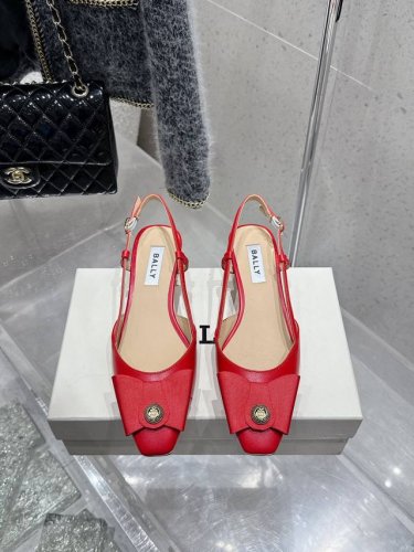 顶级版本 Bally 2025春夏新款时尚织带蝴蝶结扣饰粗跟平底拖鞋凉鞋单鞋系列 款式新颖别致，采用方形头型设计 配以最新Bally 字母扣搭设计突出品牌标识，