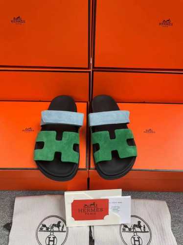 H家 Hermes 男女同款，最近火到不行的情侣款二舅鞋- 凉鞋,搭配各种彩色袜子，潮爆了 鞋面：进口混种羊皮.鹿皮 内里：进口混种羊皮 大底：Tpu防滑耐磨大