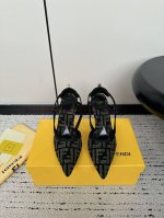 Fendi 芬迪24Ss 春夏新款 后空一字带 高跟凉鞋 经典婉约流线型colibrì 露跟鞋，清爽复古配色！鞋身采用包裹足部的纤细弹性带。仿旧丹宁复古风牛仔蓝