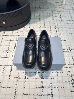 Prad* 官网新品三角标乐福鞋，高品质！专柜惯用于精美鞋履的复古亮面皮革经prad*系列重释，打造别具现代气息的混搭设计，可甜可盐！ 面料进口牛漆皮，亮度与z