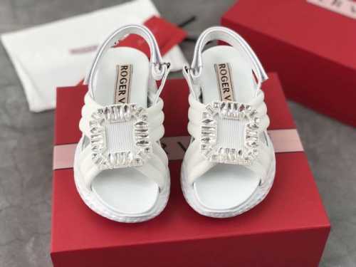 Roger Vivier 夏季新款厚底 钻扣网面凉鞋，高端顶级版本原版1比1复刻，Rv凉鞋太舒服啦新出的这款凉鞋绝美了脚感好到不得了，上脚软绵绵的超舒适，鞋型本