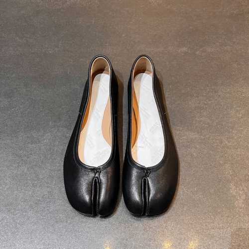 Maisonmargiela 马丁 马吉拉，金典款分趾单鞋. 半托. 上脚舒适 .个性十足。面料采用顶级植柔羊皮，内里垫脚均为羊皮。颜色；黑色、白色、杏色、红色