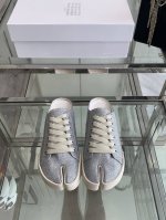 330Maison Margiela 马吉拉 Mm6秀款 分趾饼干休闲鞋 前卫的夹脚设计与主线的Tabi分趾设计有着异曲同工之处 充满艺术气息的怪异感 既保留了