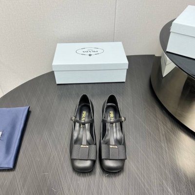出厂: 独家顶级版本 PRA*D普拉*达2025vs最新走秀爆款时装单鞋系列 圆头字母单鞋 PRADA早春T台走秀网红同款＂造梦不夜城＂，Prada能在重要场合