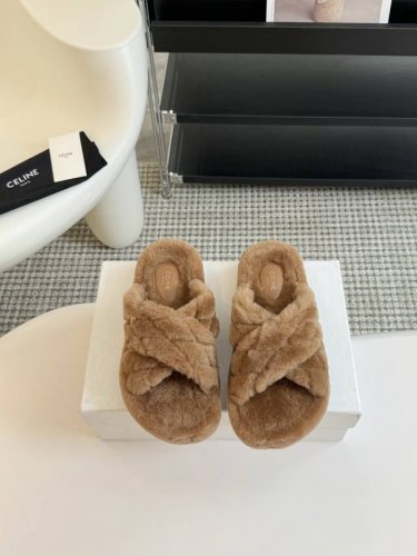Celine 塞琳 24S新品 夹脚厚底毛毛拖鞋 这一季的赛琳又让我重新爱了它一次！ 这季节美鞋太多这款毛拖 真的是让我无法自拔真太可爱了～ 毛茸茸的羊毛是选用