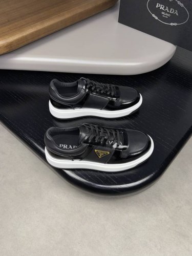 prada 普拉达 -高端品质 原单休闲运动板鞋 -鞋面：开边珠小牛皮、纳帕小牛皮、鞋身品牌金属扣件、鞋舌注塑品牌logo -内里：水染牛皮 -大底：超轻tpu