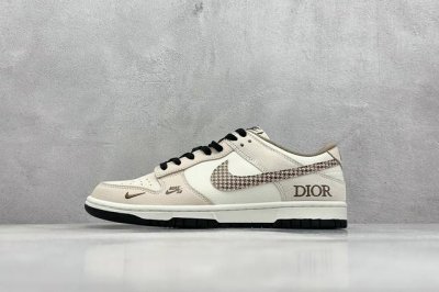 現貨 终端放店XC版 Nk SB Dunk Low 迪奥联名 奶咖花勾 周年高端定制 低帮休闲板鞋#定制鞋盒 大厂纯原品质出货 超高清洁度 皮料切割干净无任何毛