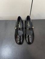 Chanel 小香玛丽珍经典款单鞋 这双小香玛丽珍因为是圆头的上脚特别修饰脚型显得很秀气 穿裤子会很好看懒得搭配了就随便看看吧， 颜色 真的太春天了 鞋面材质：