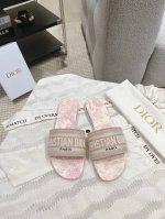 顶级版本跑量价平底 ,钻面50Dior春夏新色CD迪奥女士老花刺绣皮底拖鞋克里斯丁迪奥一直是华丽与高雅的代名词，在时尚殿堂一直是雄踞顶端特別值得一提的是：鞋底绣