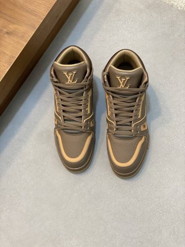 louis Vuitton 路易威登 -高端品质 原单 -鞋面：纳帕小牛皮冲孔拼接、3D缝制品牌logo图腾 -内里：帆布内里 -大底：双色tpr 橡胶；成型大