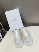 Dior迪奥新款松糕鞋厚底休闲鞋太古汇rmb8220购入开发 这款dior Star运动鞋延续经久不衰的轮廓，采用牛皮革精心制作，所以上脚会特别的舒服哦饰以同色