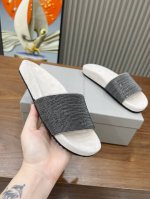 p260 brunellocucinelli 。B C增高鞋上新款了。 面料：进口羊皮。内里进口牛绒，纯铜珠链，，上脚美观大方，百分百原版开发。原版包装，码数3