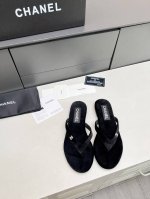 出厂价： 元 Chanel 春夏新款 真皮大底人字拖鞋 首发这个鞋我真心的心动 第一眼[惊讶]看到就喜欢， 而且有chanel 家的经典元素钻石logo 面料：