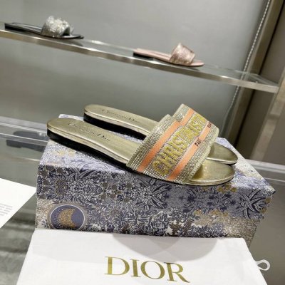 跑量： 钻面Dior 新色CD迪奥女士老花刺绣皮底拖鞋克里斯丁迪奥一直是华丽与高雅的代名词，在时尚殿堂一直是雄踞顶端特別值得一提的是：鞋底绣花图案，再現Chrs