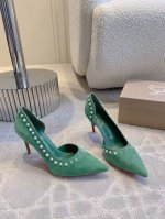 出厂价 Christian Loubouti* 经典侧空铆钉红底高跟鞋 流畅的曲线勾勒曼妙风情 尽显性感风姿 万年经典款 鞋面羊京 内里垫脚羊皮 原版进口AR1