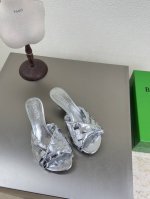 BV Blink 系列拖鞋15 毫米级 编织单鞋 真皮手工编织 银色 编织 这款经典款 简直bv最新天花板啦双色彩色百搭 简约一块皮15毫米抽条 手工编织而成