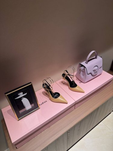 一个轻奢品牌 Elisabetta FranchiElisabetta Franchi绝美高跟时装秀场凉鞋ELISABETTA FRANCH是来自意大利的时装品