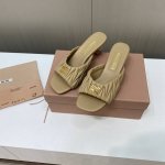 出厂价 顶级品质 Miumiu谬谬2024春夏新款柔软小羊皮皱面凉拖鞋系列 可甜可盐的喵喵女孩 褶皱的鞋面给这款凉拖增添不少少女心。 原版 1：1开发，各大明星