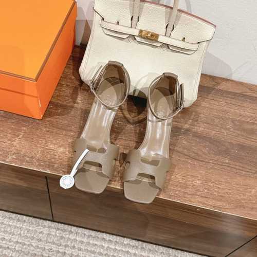 7cm组图 出厂价 Hermes 爱马仕 Joy 70高跟凉鞋 时尚又百搭 搭配H鞋头 超级舒服 每个细节都做到极致 搭配同色调标志性纯鞋扣 设计简约流畅 打造