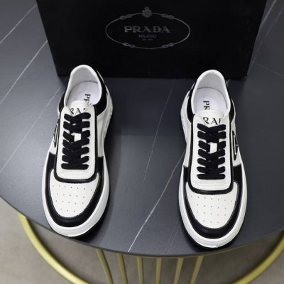 出厂价： 品牌：普拉达prada 标准码：38–44 45可订做 等级：官网同款 材料：原版牛皮面料 舒适猪皮内里 轻便耐磨大底 款式类别：男士时尚休闲鞋靴 跑