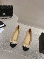橙子出厂价 CHANEL 香奈儿春夏新款 双C扣链条拼色芭蕾舞鞋 圆头浅口平底单鞋非常可爱的小皮鞋 减龄效果非常棒软萌外形 搭配圆头跟金色链条 既优雅又时尚码数