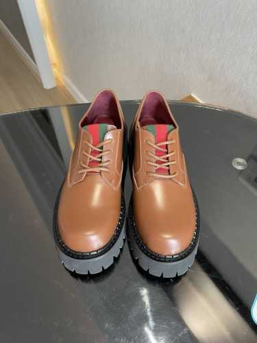 秋冬最新gucci 条纹织带侧拉链系带单鞋沟纹厚底单鞋，乐福鞋，取材自马术世界的条纹织带已经成为高雅俱乐部的象征，正在以新的方式重新登场。这款靴子采用小牛皮和开
